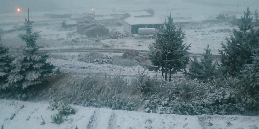 Bayburt'un yüksek kesimlerine kar yağdı
