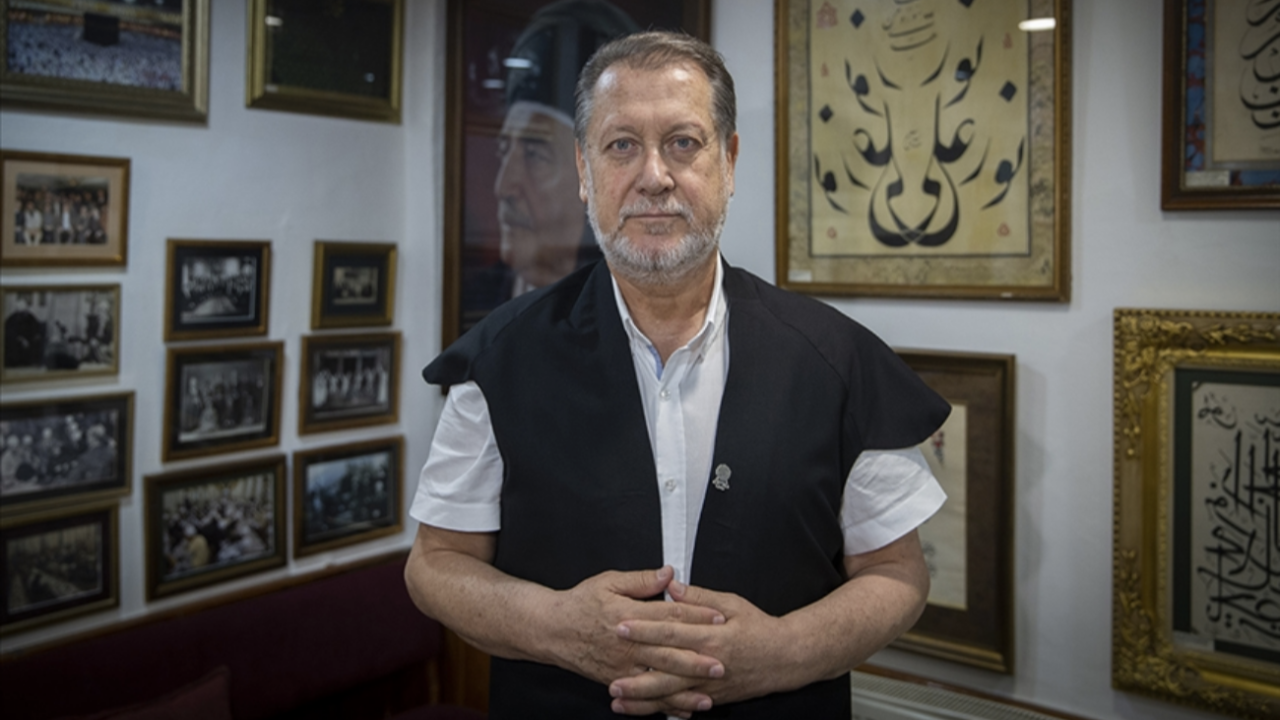 Pir Nurettin Cerrahi Tekkesi'nin yeni postnişini Türk musikisinin en önemli isimlerinden Ahmet Özhan oldu
