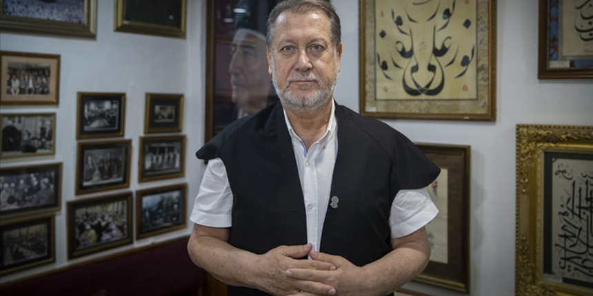 Pir Nurettin Cerrahi Tekkesi'nin yeni postnişini Türk musikisinin en önemli isimlerinden Ahmet Özhan oldu