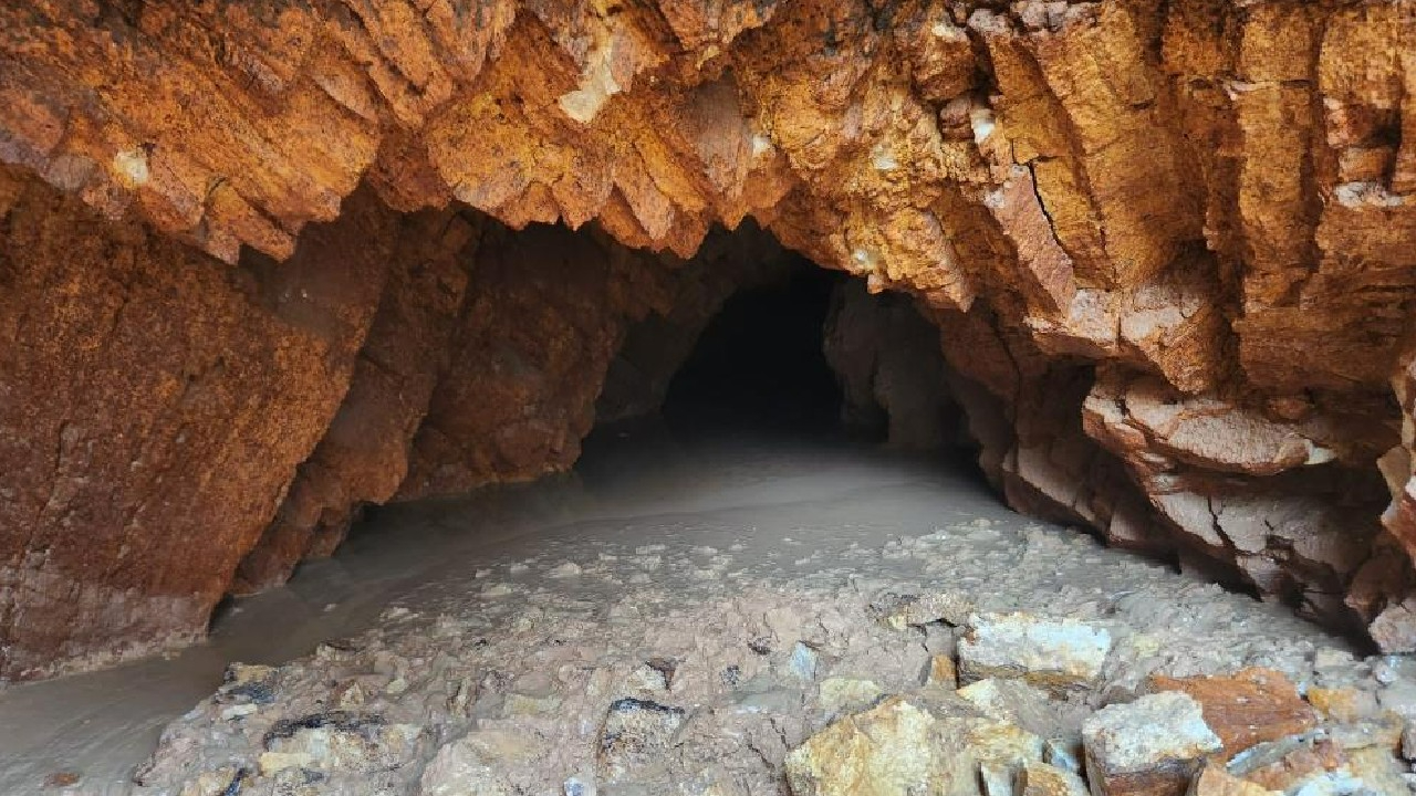 Yol yapım çalışması sırasında yeraltı mağarası bulundu!
