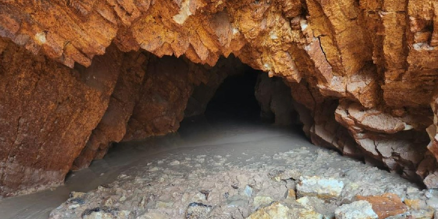 Yol yapım çalışması sırasında yeraltı mağarası bulundu!