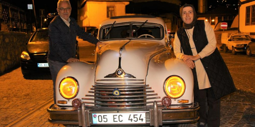 70 yıllık klasik otomobil görenleri hayran bırakıyor: Son gelen teklif 1,5 milyon lira