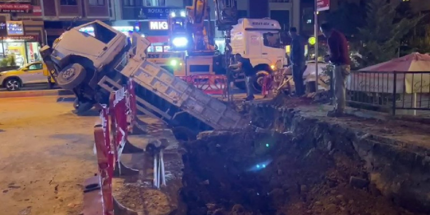 İSKİ çalışmasında yol çöktü, hafriyat kamyonu çukura düştü
