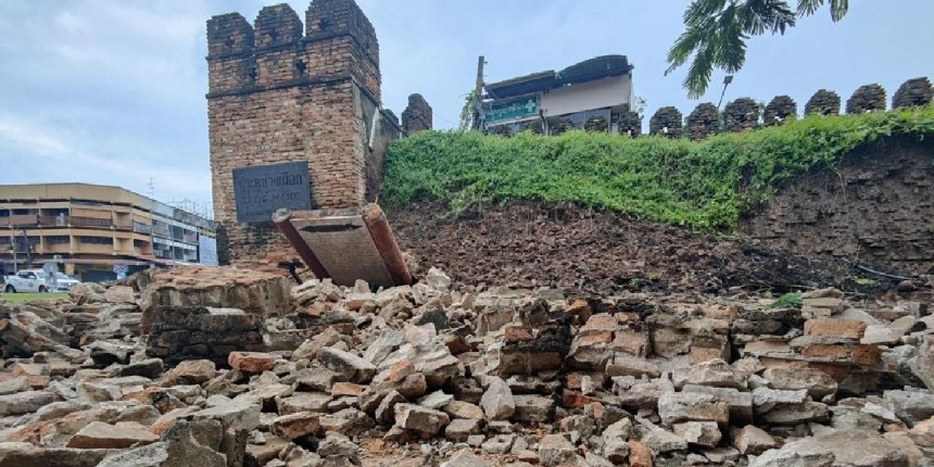 Tayland'da şiddetli yağışlara dayanamayan 750 yıllık antik kentin duvarı çöktü