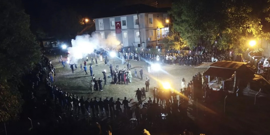 Aşiret düğününde paralar ve takılar havada uçuştu: 5 bin kişi 1 milyon 150 bin liralık takı taktı