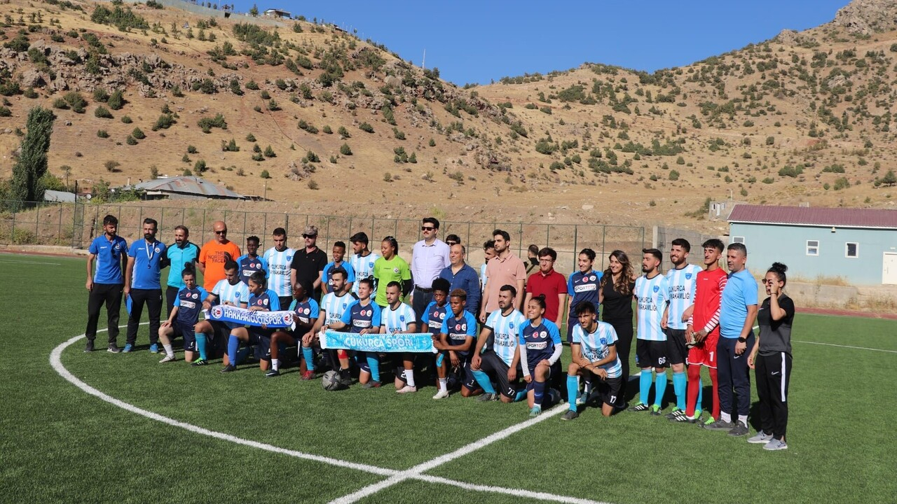 Kadınlar futbolda da galip! Hakkari'de erkek takımını 3-2 mağlup ettiler...