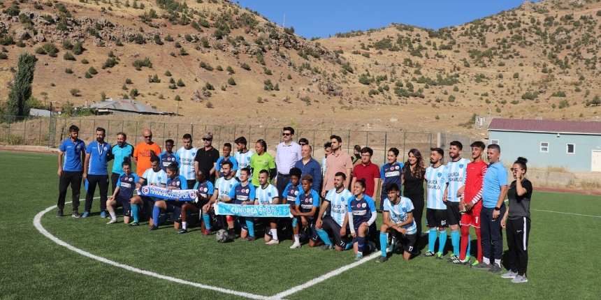 Kadınlar futbolda da galip! Hakkari'de erkek takımını 3-2 mağlup ettiler...
