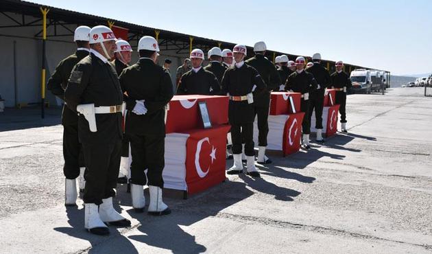 Şırnak'ta şehit olan 3 asker için tören...
