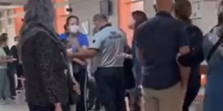 Doktor, çocuğunun yanında anneyi azarladı! O anlar kamerada...