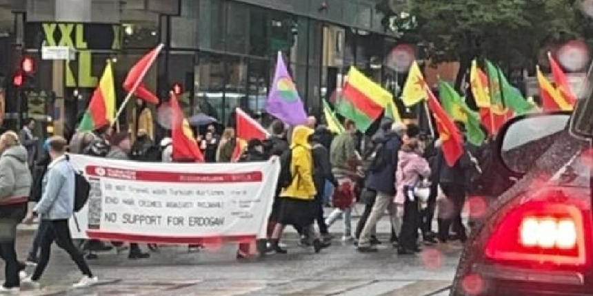 İsveç'te terör örgütü YPG/PKK yandaşları Türkiye'nin Stockholm Büyükelçiliği önünde gösteri yaptı
