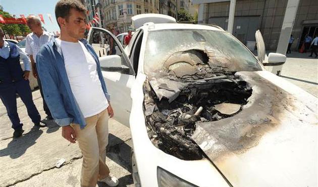 Taksim’de büyük panik... Lüks otomobil küle döndü! / VİDEO