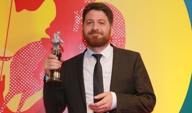 "En İyi Yönetmen" ödülü Sarı Sıcak filmiyle Fikret Reyhan'ın...