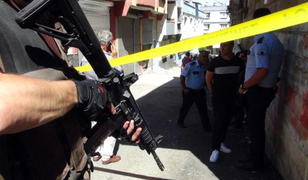 Gaziantep’te, bomba arayan polis 'uyuşturucu' buldu!