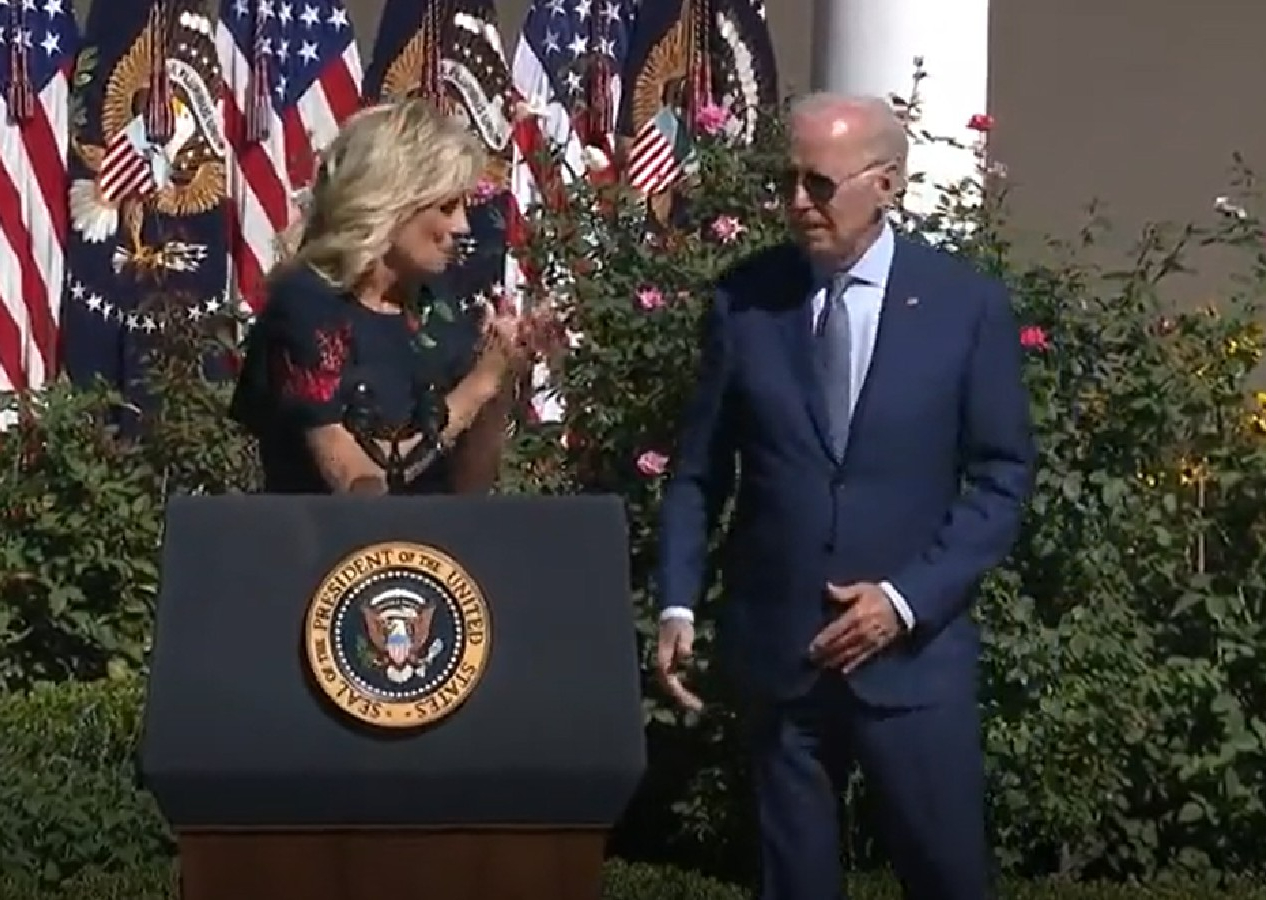 ABD Başkanı Biden, kürsüde yolunu şaşırdı