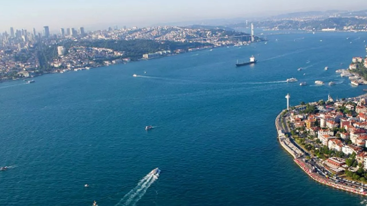 İstanbul Boğazı'ndaki trafik, dümeni kilitlenen gemi nedeniyle askıya alındı