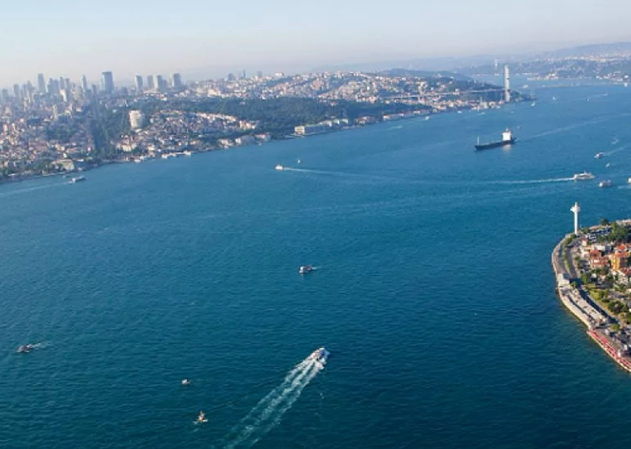 İstanbul Boğazı'ndaki trafik, dümeni kilitlenen gemi nedeniyle askıya alındı