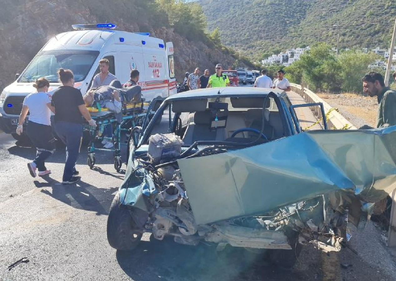 Bodrum’da 4 araç birbirine girdi, ortalık savaş alanına döndü