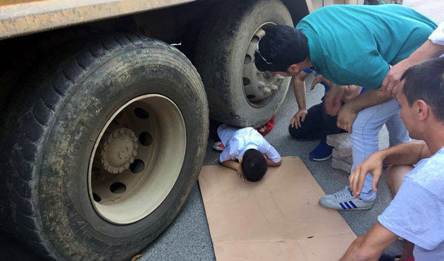 Hafriyat kamyonunun altında kaldı, hafif yaralandı...
