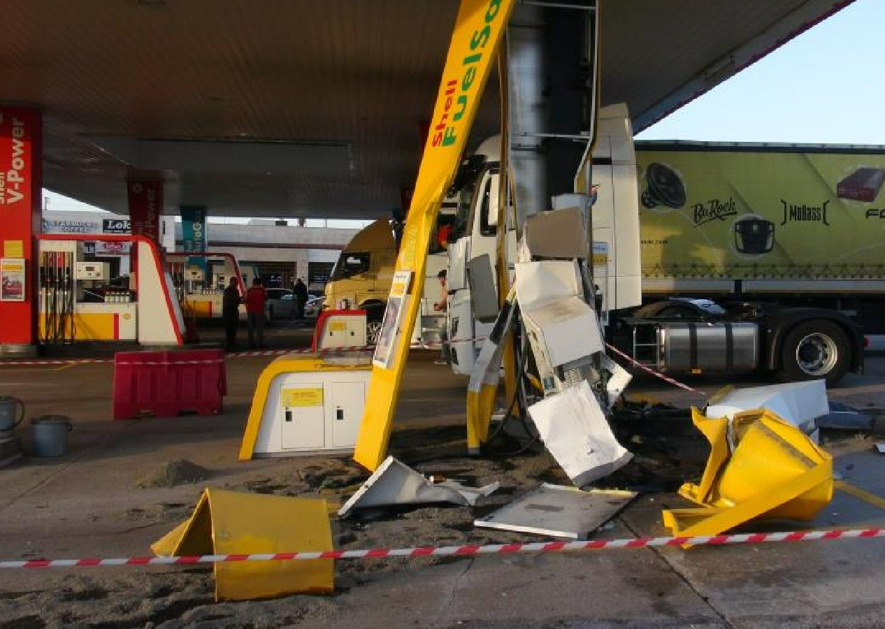 Kontrolden çıkan tır akaryakıt istasyonuna daldı, ortalık savaş alanına döndü