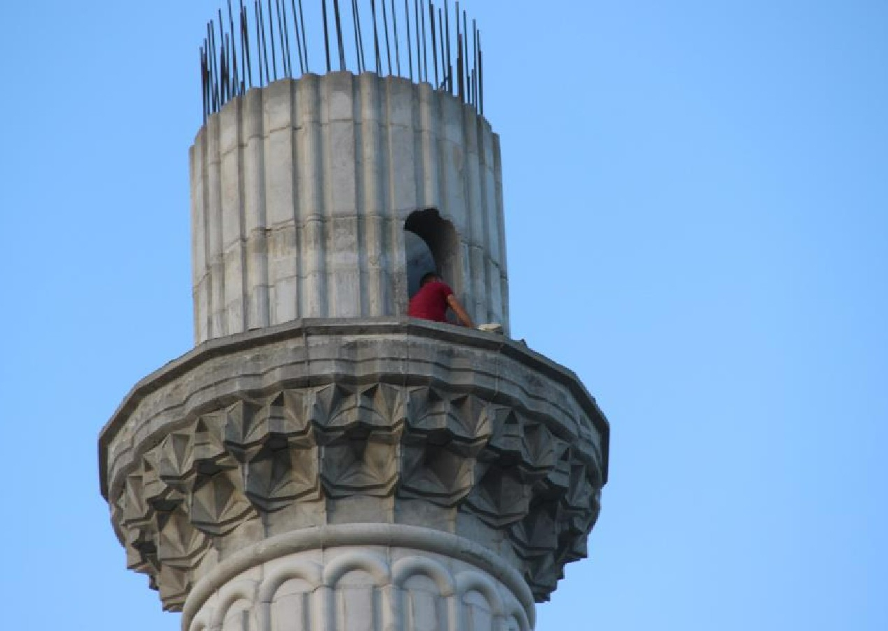 Bunalıma girip minareye çıktı, polisler ikna edince aşağı indi