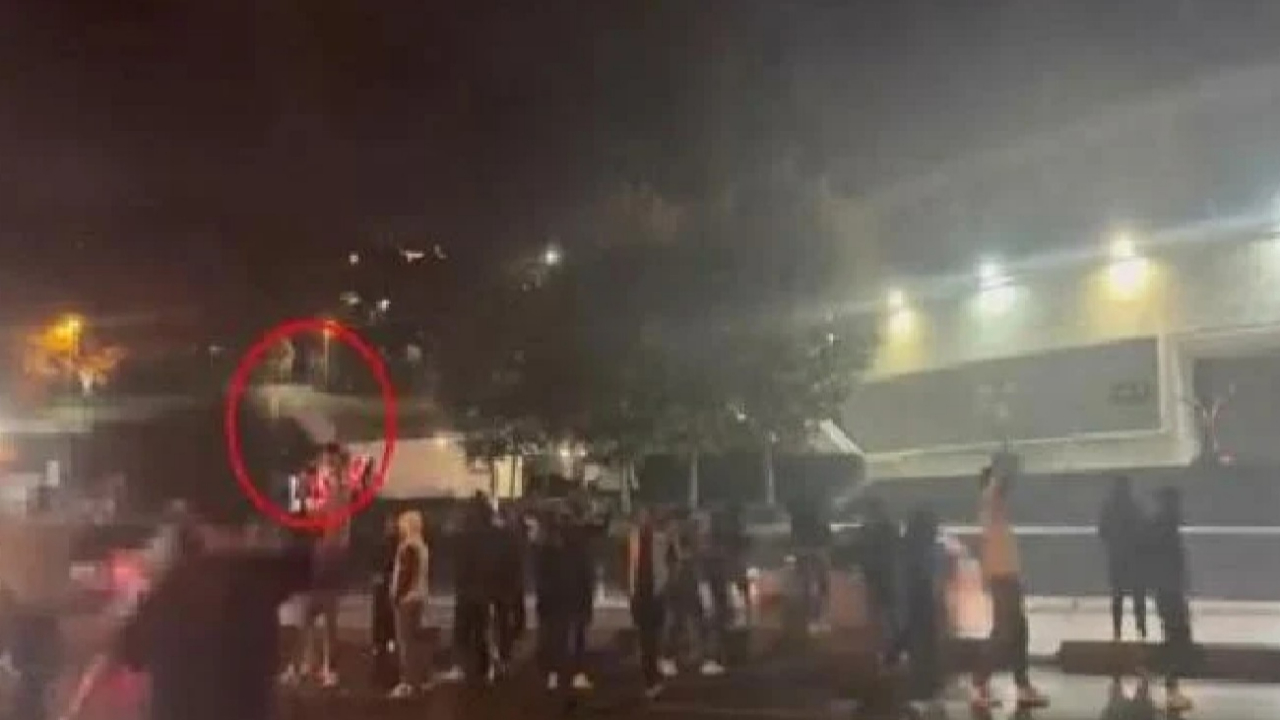 Beşiktaş'ta stadyum çevresindeki olaylarda elinde satırla görüntülenen şüpheli yakalandı