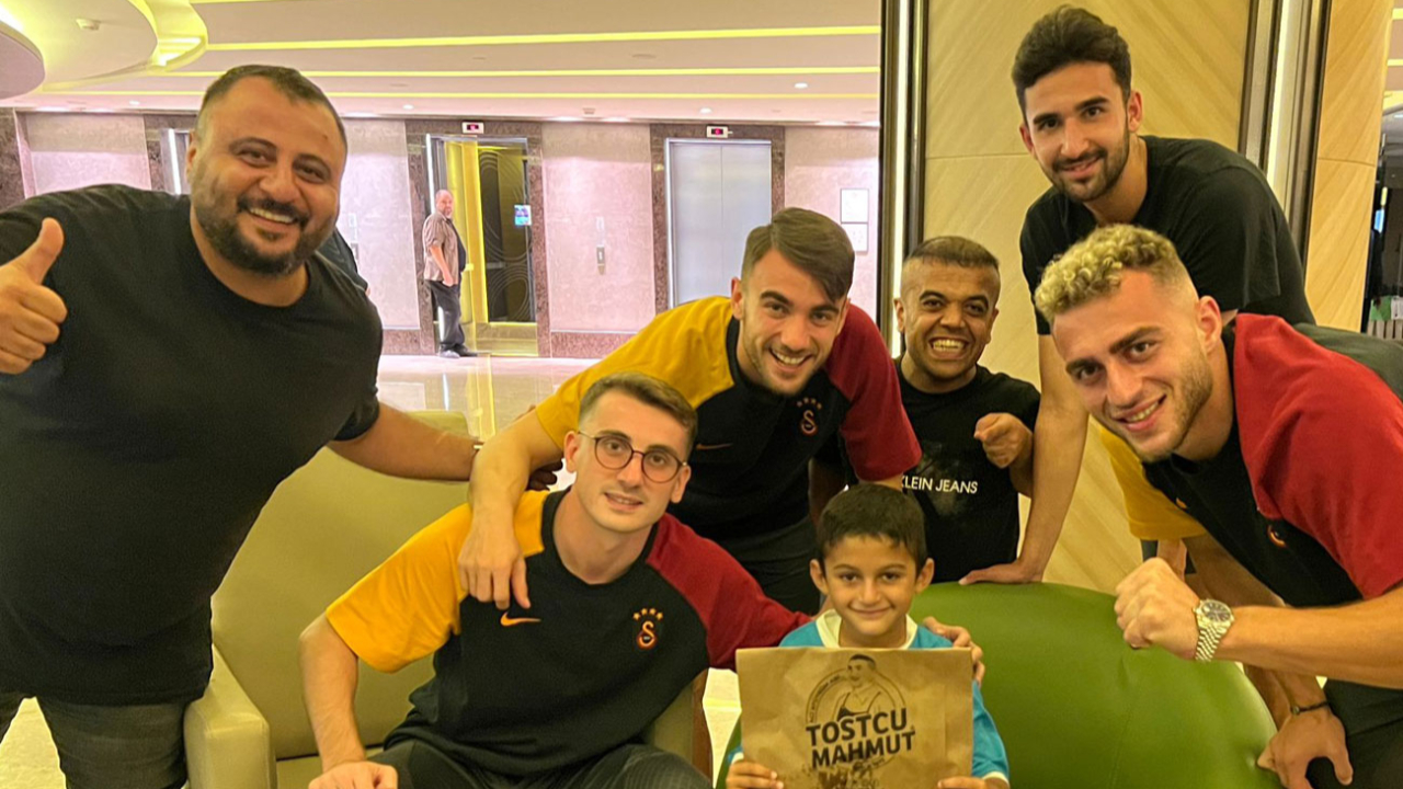 Galatasaraylı oyunculara "Adana tostu" ikram edildi