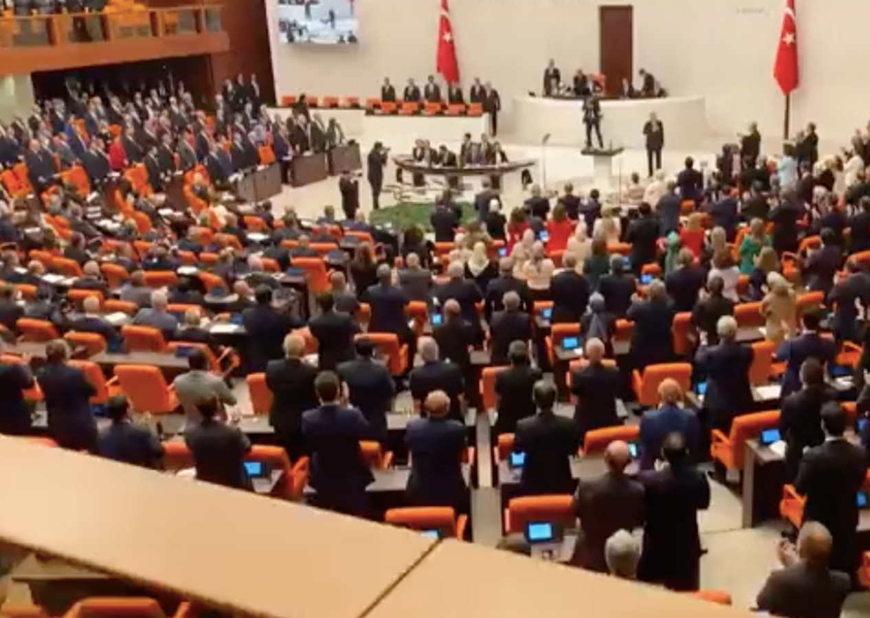 Cumhurbaşkanı Erdoğan Meclis'e girince CHP ve HDP ayağa kalkmadı