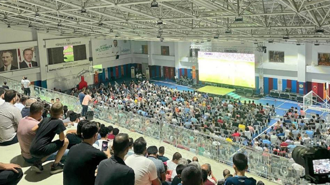 Bilet bulamayan Adana Demirspor taraftarı maçı dev ekranda izledi