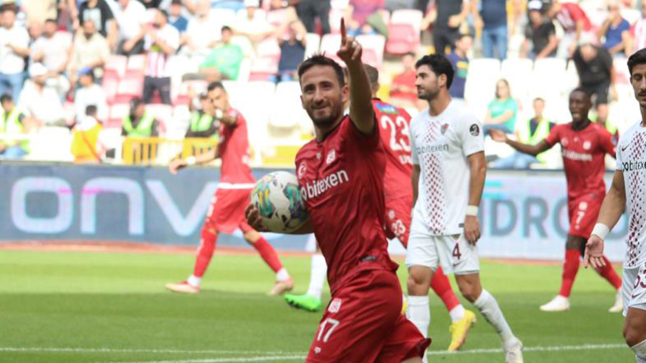 10 kişi kalan Hatayspor, Sivasspor'u deplasmanda yendi