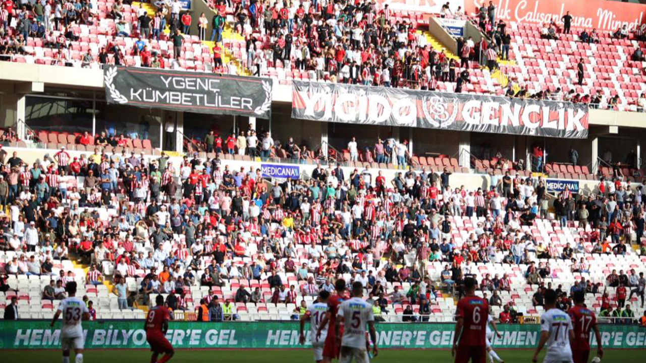 Sivasspor taraftarı yönetimi istifaya çağırdı