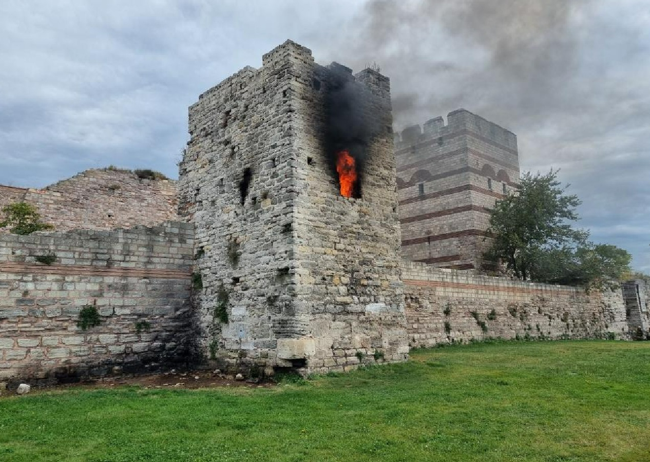 Fatih’te tarihi surlardaki kule alev alev yandı