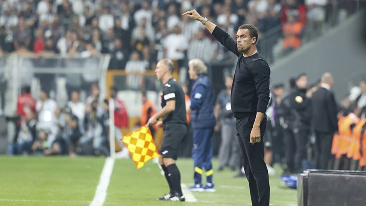 Beşiktaş - Fenerbahçe derbisinde ilginç an: Valerien Ismael çimleri ısırdı...