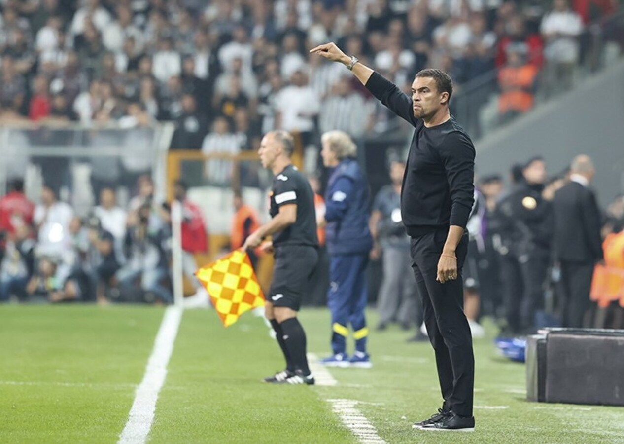 Beşiktaş - Fenerbahçe derbisinde ilginç an: Valerien Ismael çimleri ısırdı...