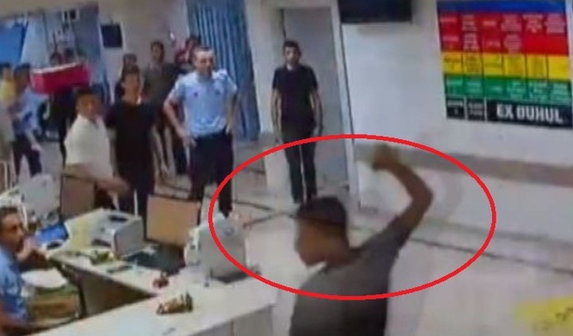 Hastanede dehşet anları! Bıçaklarla doktorlara saldırdılar...