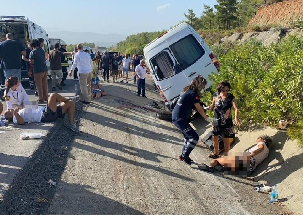Tur otobüsü kaza yaptı: 1’i ağır 10 yaralı