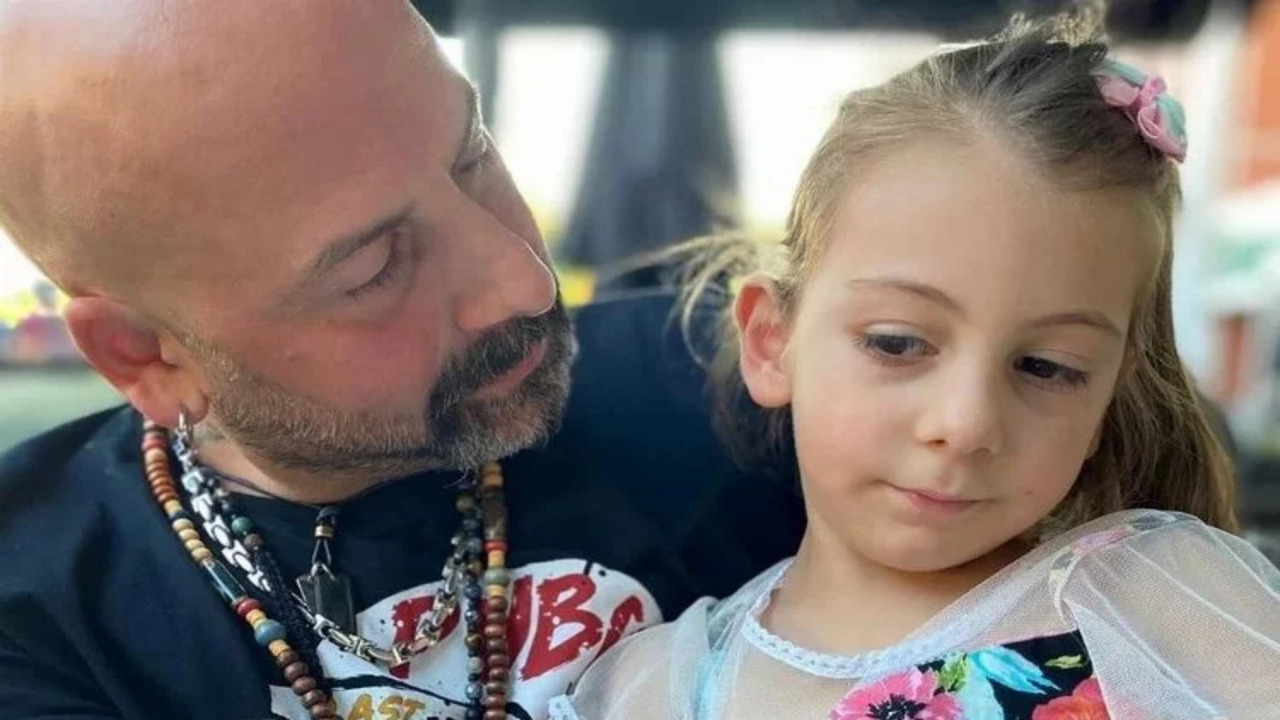 Duygu dolu paylaşım: Müzisyen Onur Şener'in kızıyla birlikte söylediği şarkı yürekleri dağladı 'Dün yine seni gördüm, gözlerim doldu'