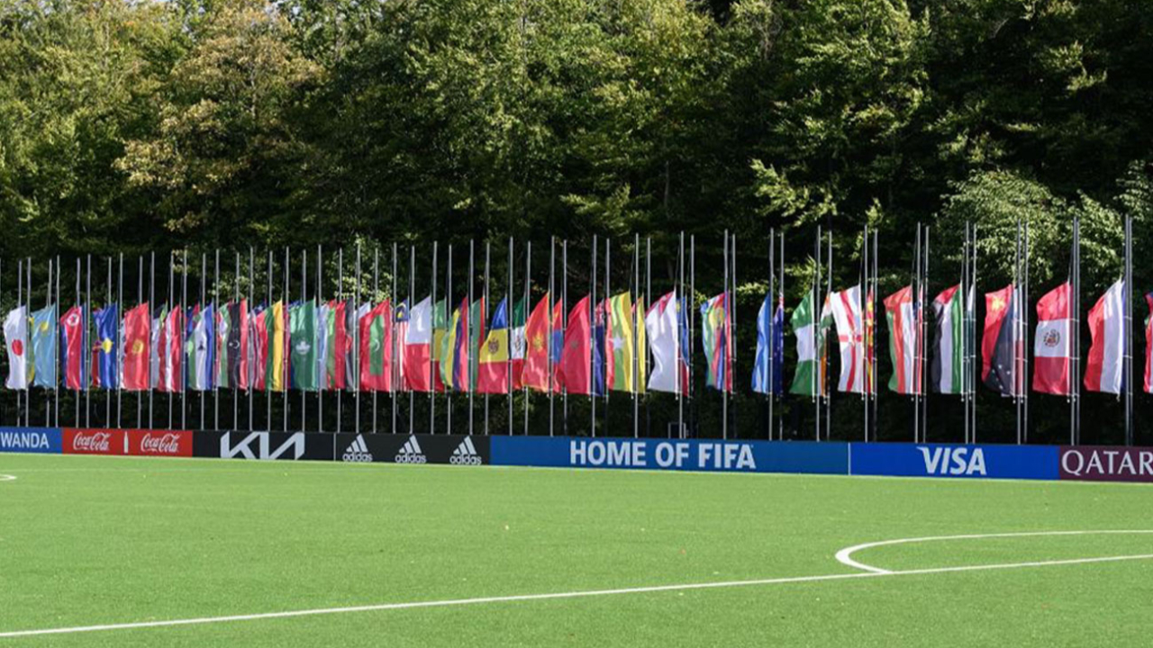Endonezya'daki stadyum felaketi sonrası FIFA merkezinde bayraklar yarıya indirildi