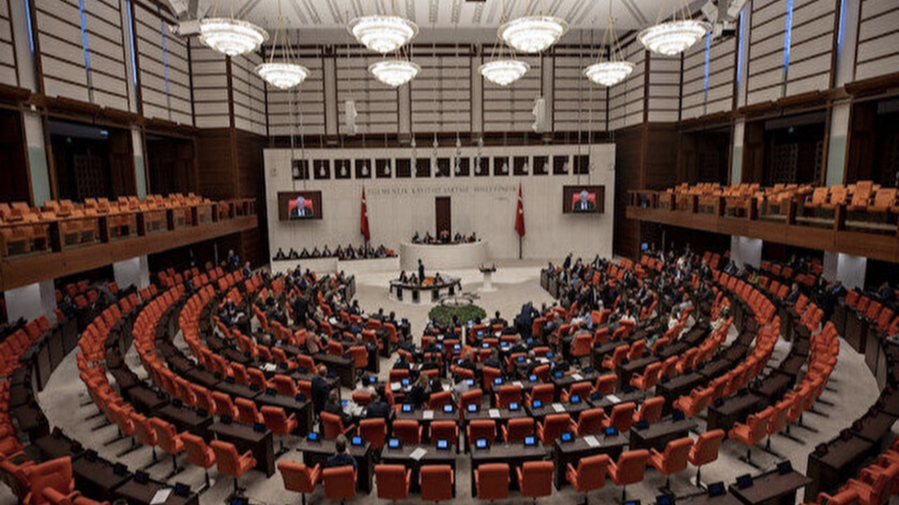 CHP'nin içinde "Başörtüsü" kelimesi geçmeyen yasa teklifi tepki çekti