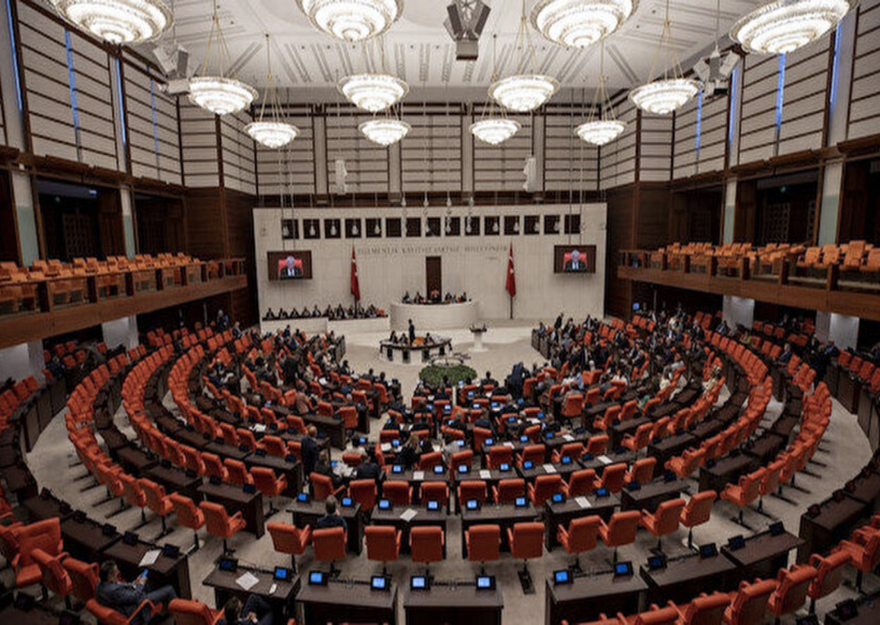 CHP'nin içinde "Başörtüsü" kelimesi geçmeyen yasa teklifi tepki çekti