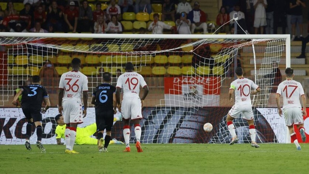 Monaco - Trabzonspor maçında penaltı anı! Hakem tereddütsüz gösterdi...