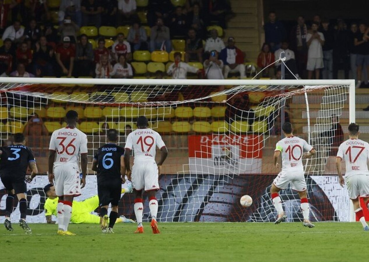 Monaco - Trabzonspor maçında penaltı anı! Hakem tereddütsüz gösterdi...