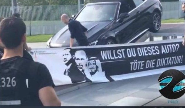Almanya'da aşağılık afiş...Yine Cumhurbaşkanı'nı hedef gösterdiler