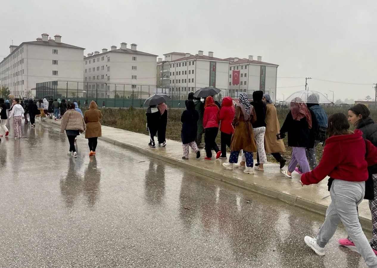 Düzce'de doğal gaz paniği! Binlerce öğrenci tahliye edildi...