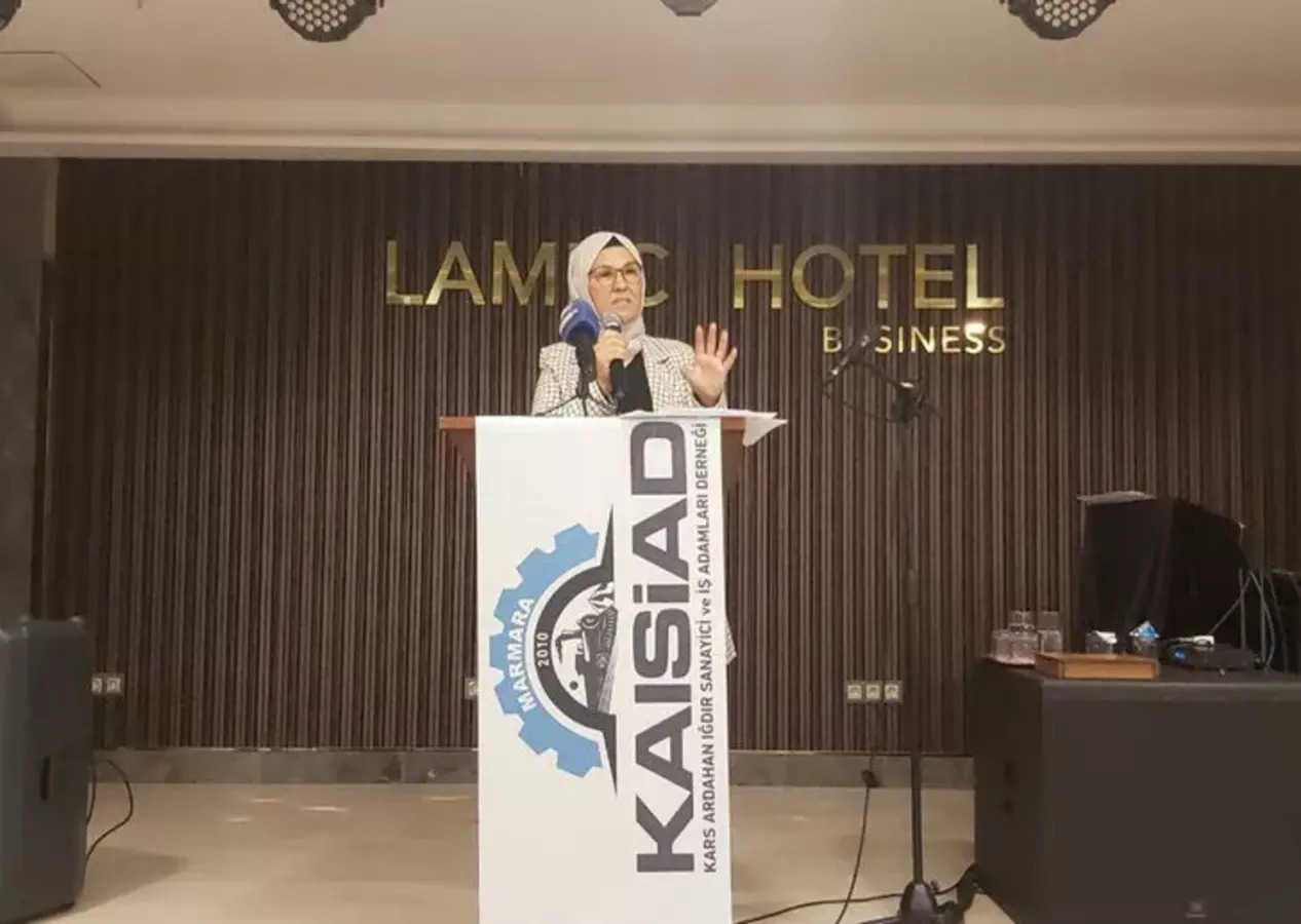 AK Parti Milletvekili Katırcıoğlu'ndan toplu fotoğraf tepkisi: Şehit ailesine küfreden...