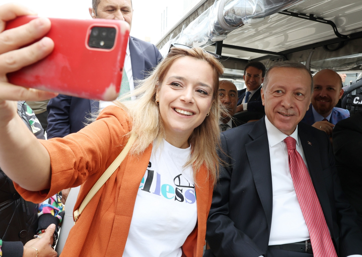 Galataport'ta inceleme: Cumhurbaşkanı Erdoğan, vatandaş ve turistlerle hatıra fotoğrafı çektirip sohbet etti!