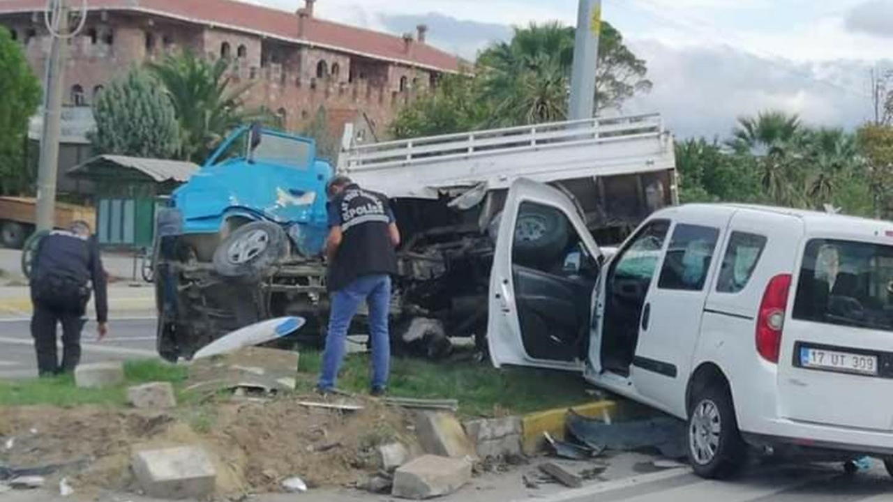 Balıkesir’de korkunç kaza: Polis aracı ile kamyonet çarpıştı, 2’si polis 3 yaralı var