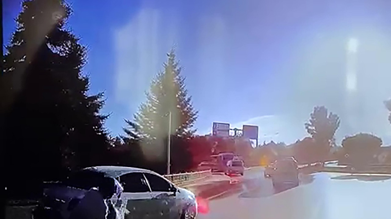 Erzurum’da okul servisinin altına girerek can veren sürücünün kaza anına ait görüntüleri ortaya çıktı
