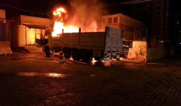 İki kamyon yakıt aktarırken yangın çıktı: 2 yaralı...