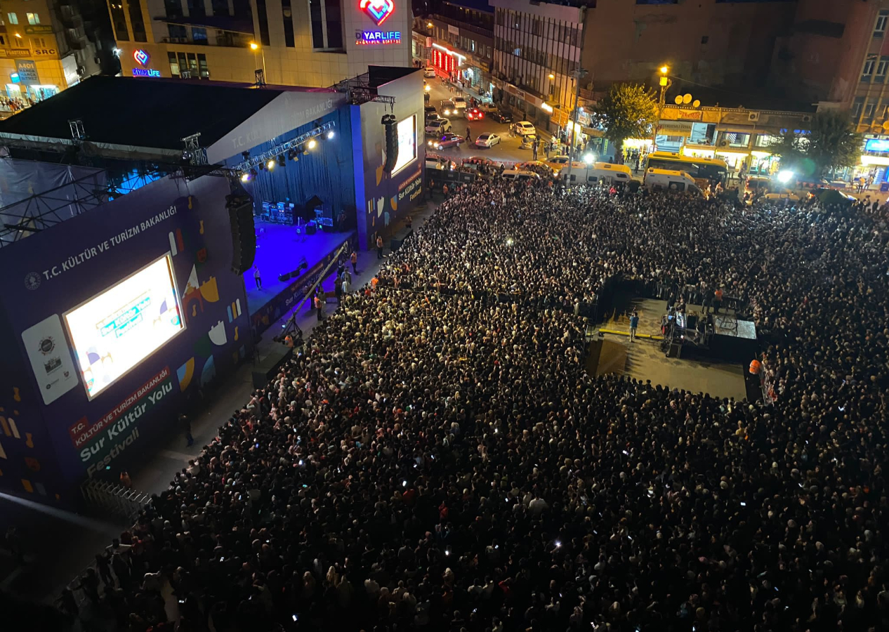 Sur Kültür festivalinde Diyarbakır'ın tarihi meydanı tıklım tıklım doldu