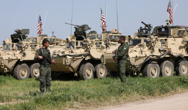 PYD, ABD'nin verdiği silahları Türkiye sınırına yığıyor...